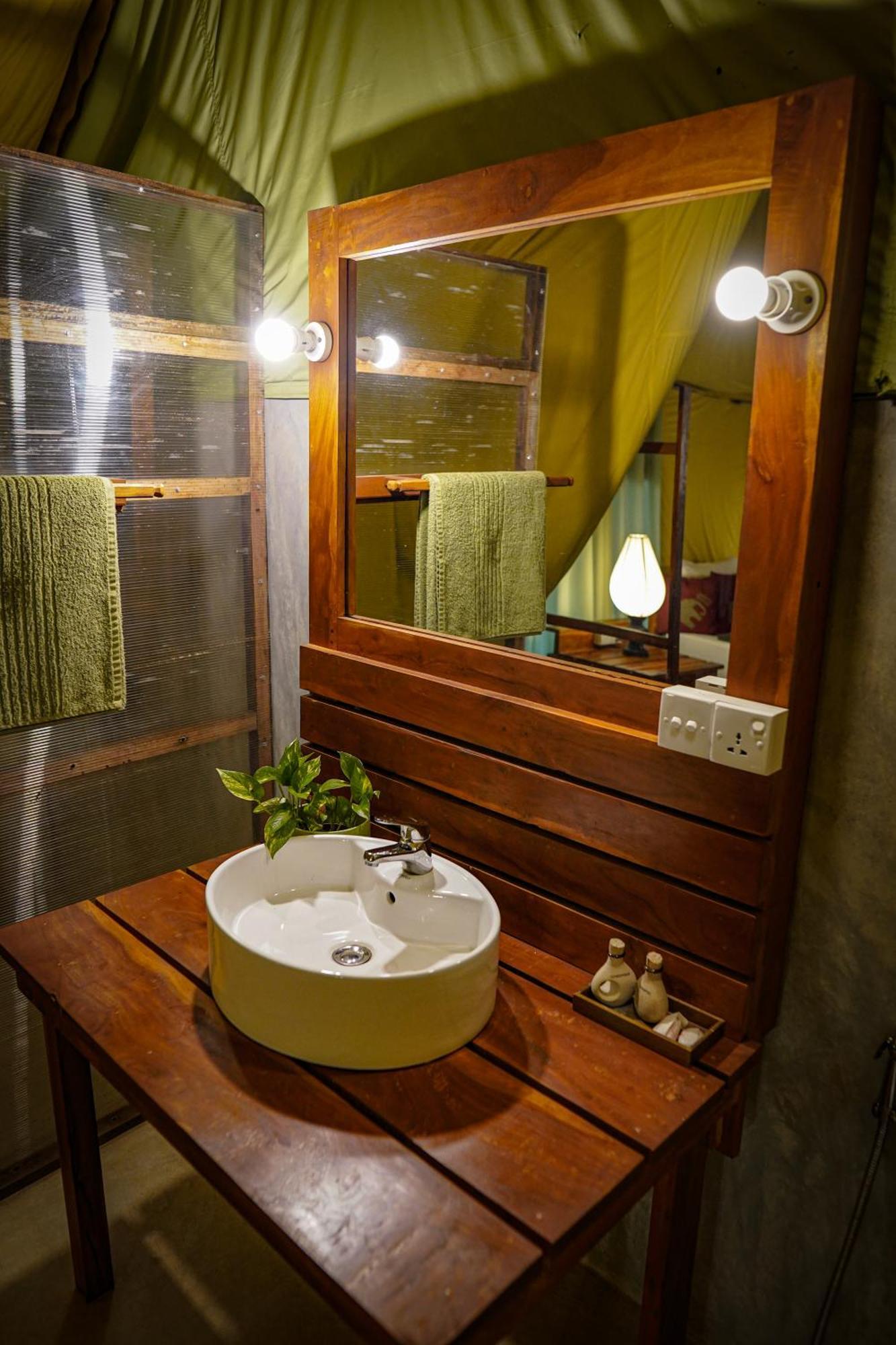 River Glamping By Gaga Bees อุดาวาลาเว ภายนอก รูปภาพ